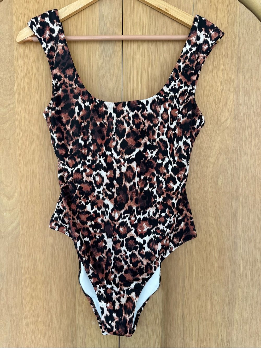 SU78 NWT Bardot Leopard Print One Piece Swimsuit Size L
